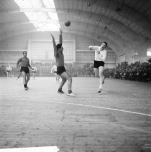 Aalsmeer_tegen_Niloc,_zaalhandbal,_aanval_op_het_Niloc-doel,_Bestanddeelnr_914-8292