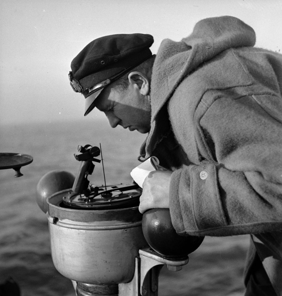Aan_boord_van_een_Nederlandse_kustvaarder_kapitein_bekijkt_giro-kompas,_Bestanddeelnr_935-3178