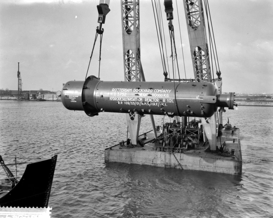 Aan_boord_hijsen_van_een_15m_lange_reactor_van_100ton,_Bestanddeelnr_910-2849