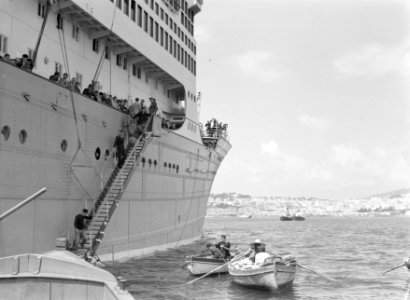 Aan_boord_gaan_of_van_boord_gaan_van_bemanning_op_een_schip,_waarschijnlijk_de_B,_Bestanddeelnr_191-0189