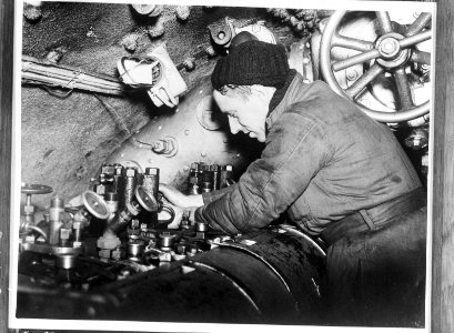 Aan_boord_van_een_Nederlandse_onderzeeboot._Reparaties_zijn_altijd_nodig,_ingeni,_Bestanddeelnr_934-9907