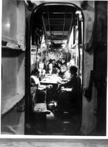 Aan_boord_van_een_Nederlandse_onderzeeboot._In_de_mess,_waar_de_bemanning_thee_d,_Bestanddeelnr_934-9905