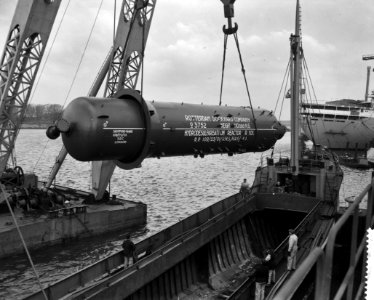 Aan_boord_hijsen_van_een_15m_lange_reactor_van_100ton,_Bestanddeelnr_910-2850