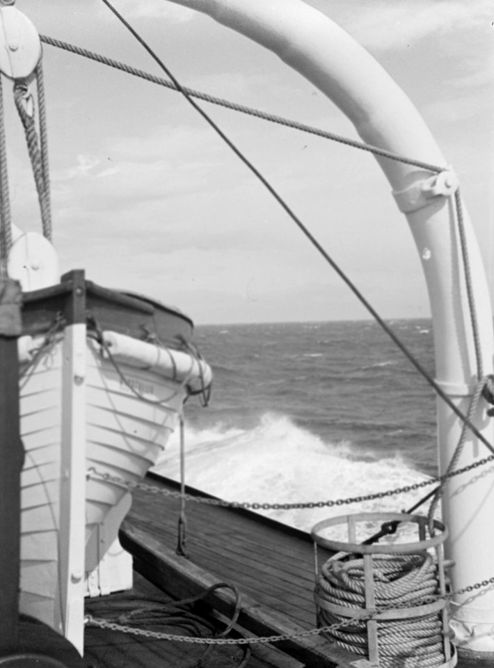 Aan_boord_van_een_schip_in_volle_zee_Een_reddingsboot_met_een_van_de_davits,_Bestanddeelnr_190-0419