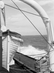 Aan_boord_van_een_schip_in_volle_zee_Een_reddingsboot_met_een_van_de_davits,_Bestanddeelnr_190-0419