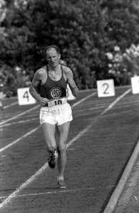 Aad_Steylen,_lopend_op_de_sintelbaan_tijdens_de_marathon,_Bestanddeelnr_921-6410