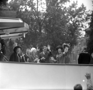 Aan_boord_van_De_stad_Rotterdam,_v.l.n.r._koningin_Juliana,_mevrouw_Thomassen,_p,_Bestanddeelnr_917-9469