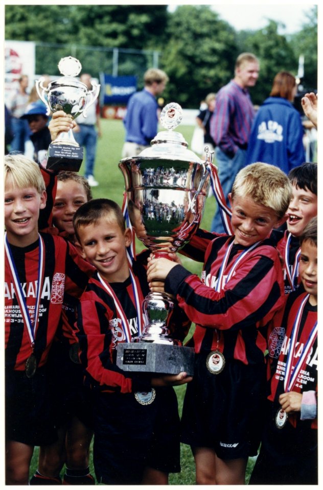 Aan_bekers_geen_gebrek_op_de_finaledag_van_de_Coca-Cola_Cup._Linksachter_met_het_kleine_bekertje_Jeffrey_van_den_Berg_van_E.D.O._F-junioren._NL-HlmNHA_54037210