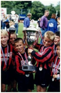 Aan_bekers_geen_gebrek_op_de_finaledag_van_de_Coca-Cola_Cup._Linksachter_met_het_kleine_bekertje_Jeffrey_van_den_Berg_van_E.D.O._F-junioren._NL-HlmNHA_54037210