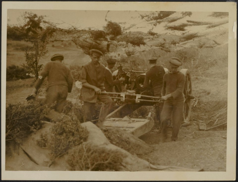 A_six_inch_howitzer_in_action,_Bestanddeelnr_158-2197