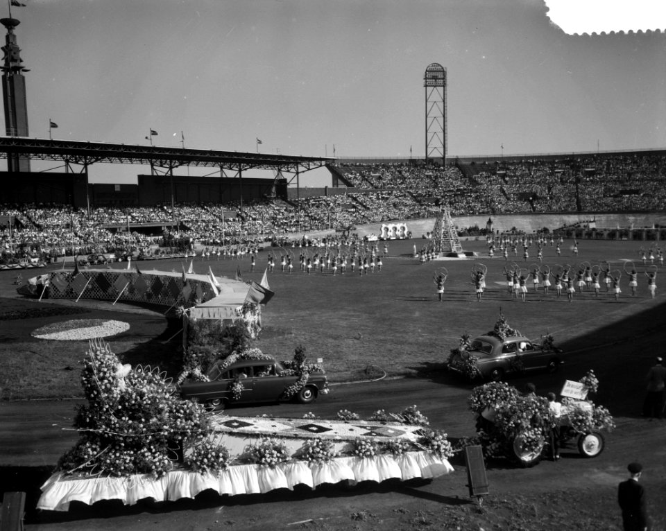 Aalsmeer_bloemencorso_en_stadionspel_Maskerade,_Bestanddeelnr_910-6539
