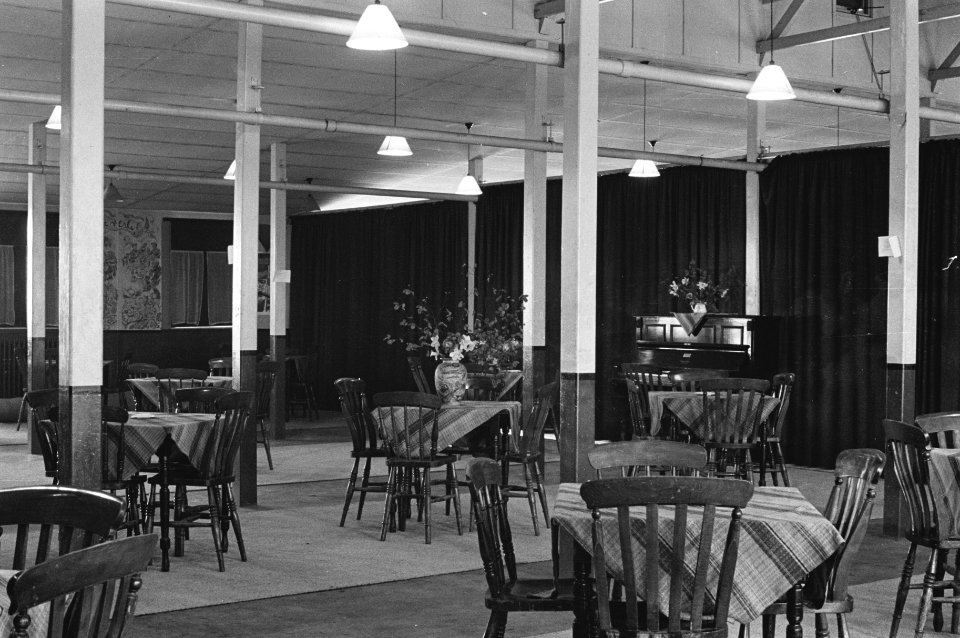 A_view_of_the_interior_of_the_men's_cantine._Kantine_en_recreatieruimtes_in_het_,_Bestanddeelnr_934-9418