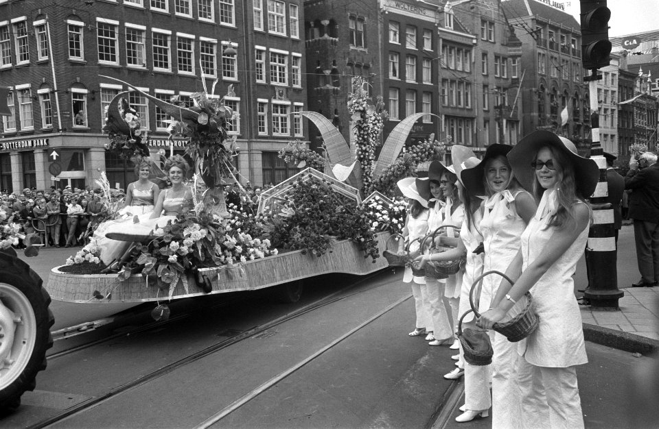 Aalsmeers_Bloemencorso_in_Amsterdam_de_wagen_zegetocht_van_de_roos,_die_een_g,_Bestanddeelnr_922-7647