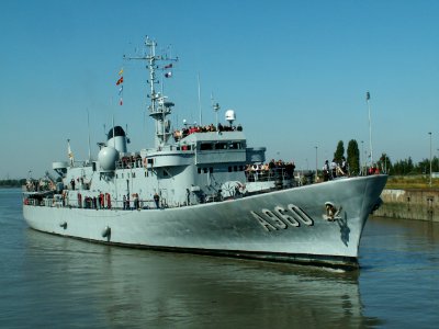 A960_going_towards_the_drydocks,_Antwerp,_Belgium
