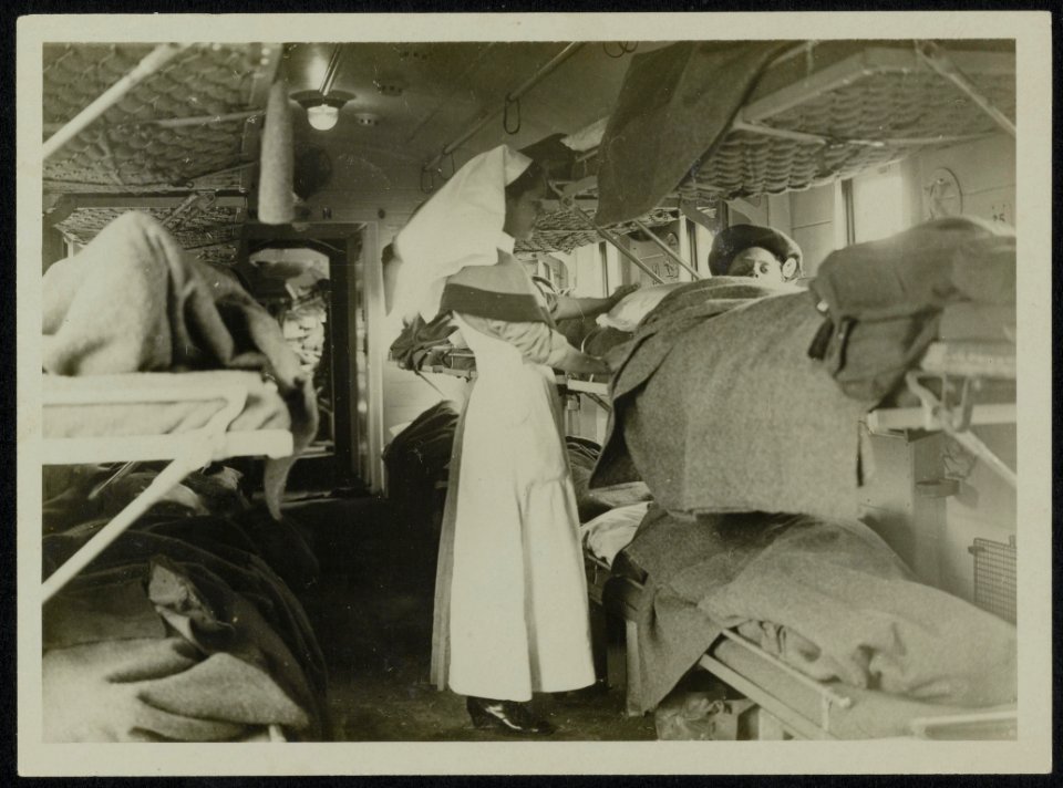 A_sister_attending_to_gassed_men_on_the_ambulance_train,_Bestanddeelnr_158-0146