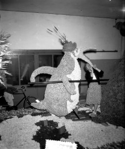 Aalsmeer_optuigen_der_bloemenwagens_voor_defile,_Bestanddeelnr_907-3054