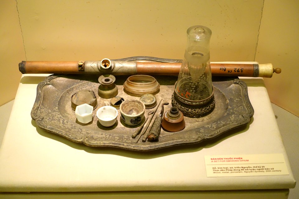 A_set_for_smoking_opium,_Nguyen_dynasty,_20th_century,_wood,_metal,_porcelain_-_National_Museum_of_Vietnamese_History_-_Hanoi,_Vietnam_-_DSC05594