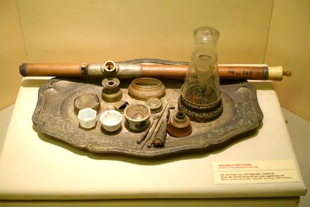 A_set_for_smoking_opium,_Nguyen_dynasty,_20th_century,_wood,_metal,_porcelain_-_National_Museum_of_Vietnamese_History_-_Hanoi,_Vietnam_-_DSC05594