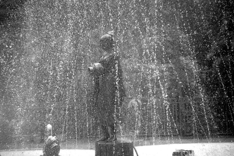 A_Statue_in_the_fountain_in_the_Butterfly_Park,_Kankaria