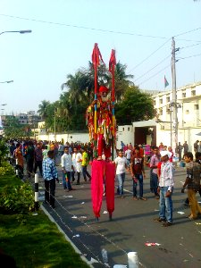 A_stilt_walker_at_Shahid,_Dhaka_
