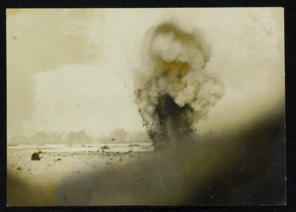 A_shell_bursting_near_our_frontlines,_Bestanddeelnr_158-1041