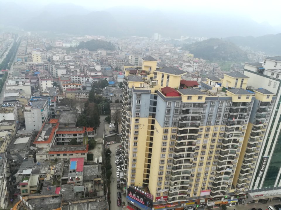 A_view_over_downtown_Zhenning_County_from_an_apartment,_picture3