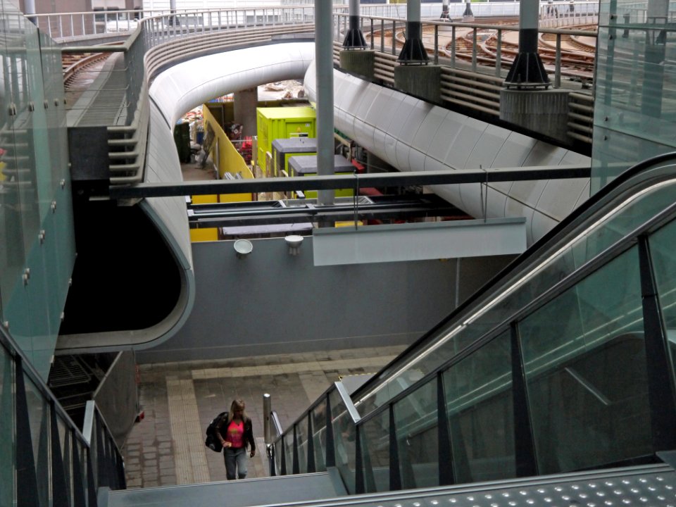 A_see-through_in_the_Central_Station_The_Hague;_direction_of_the_new_Babylon_and_the_Royal_Library;_high_resolution_image_by_FotoDutch,_June_2013