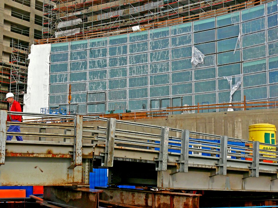 A_view_on_the_construction_of_large_windows,_Municipal_Library_OBA,_Amsterdam_City_in_2006