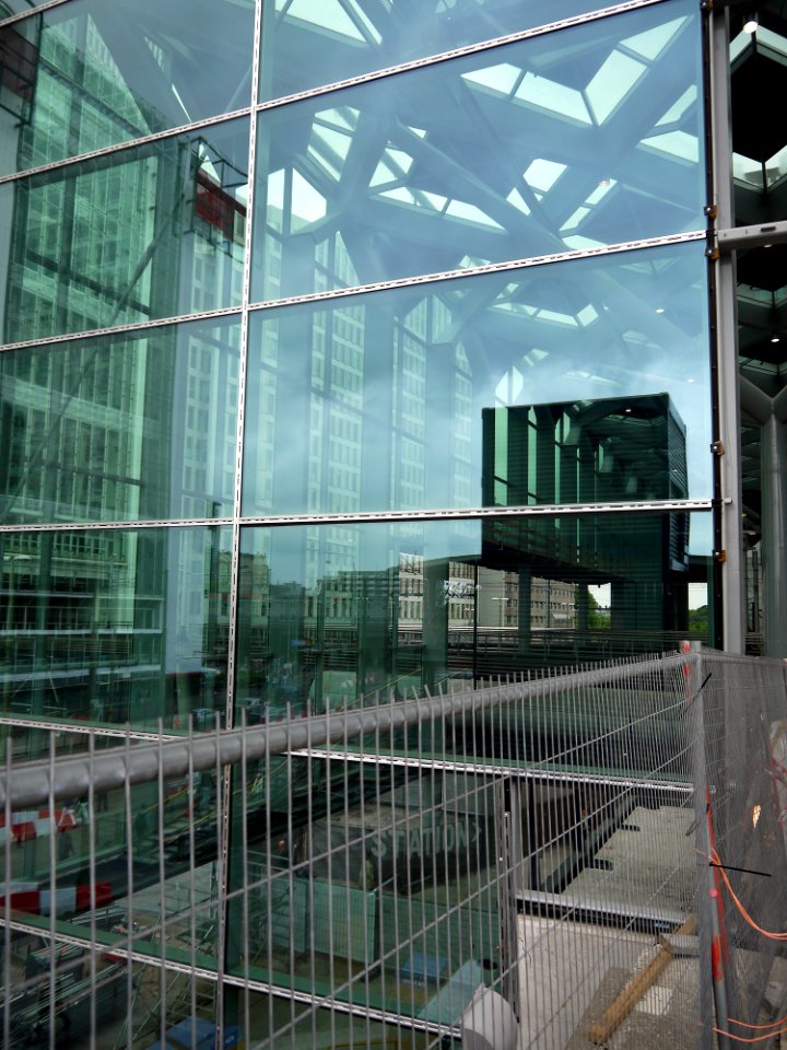 A_view_on_the_new_glass_wall_of_Central_Station_The_Hague_with_fences;_high_resolution_image_by_FotoDutch,_June_2013