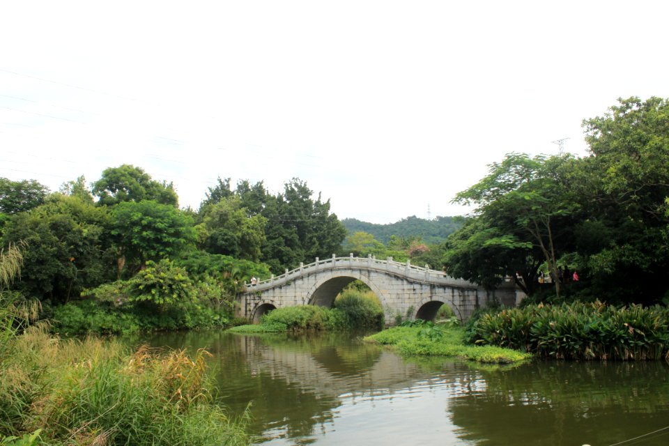 A_three-arched_bridge_in_the_East_Lake_Park1