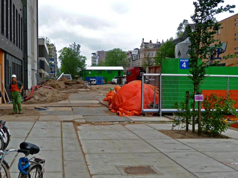 A_view_through_the_new_Gate_of_the_University-building_on_Roeterseiland,_Amsterdam;_high_resolution_image_by_FotoDutch_in_June_2013