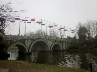 A_three-arched_bridge_over_Lake_Yang_in_Yanghu_Wetland_Park