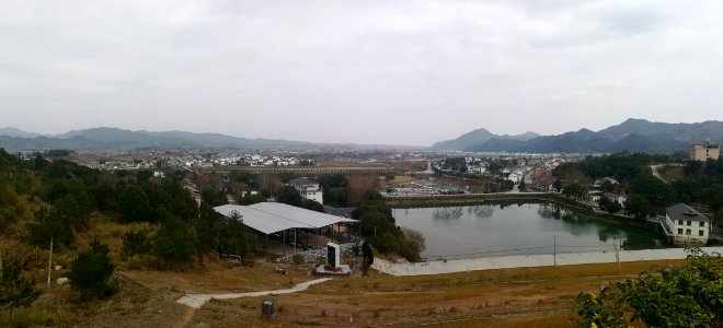 A_view_over_Huangcai_Town_from_the_dam_of_Huangcai_Reservoir,_3_March_2019,_Picture3