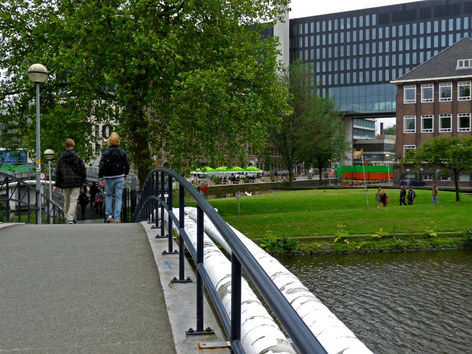 A_view_over_the_concrete_bow_of_the_foot_and_bicycle_bridge,_and_the_university_campus_on_Roeterseiland,_Amsterdam;_high_resolution_image_by_FotoDutch_in_June_2013
