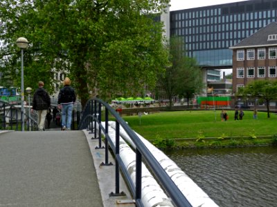 A_view_over_the_concrete_bow_of_the_foot_and_bicycle_bridge,_and_the_university_campus_on_Roeterseiland,_Amsterdam;_high_resolution_image_by_FotoDutch_in_June_2013 photo