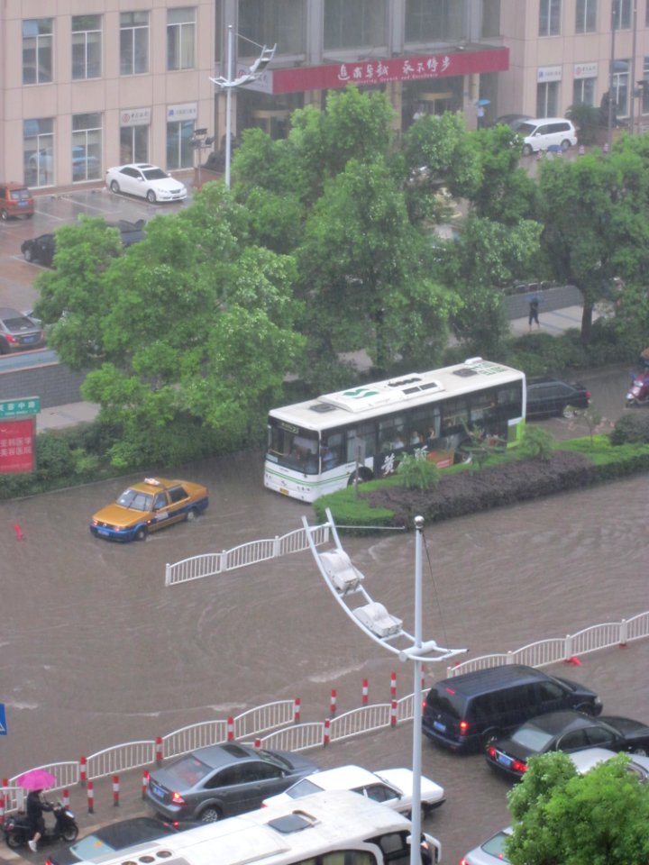 A_heavy_rain_hit_Changsha_and_water_covered_Furong_Road,_picture3