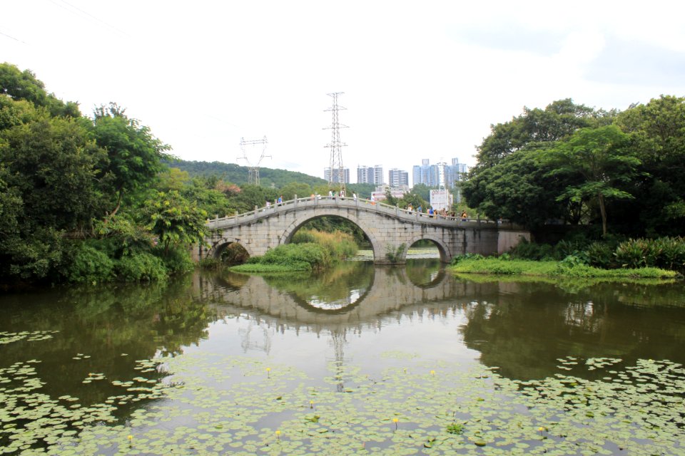 A_three-arched_bridge_in_the_East_Lake_Park2