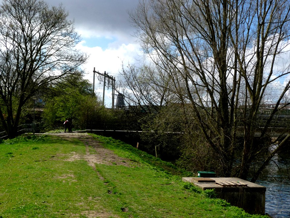 A_view_over_the_green_old_dike_along_Zeeburgerdijk_-_Celebesstraat,_Amsterdam_Oost_-_FotoDutch,_April_2013