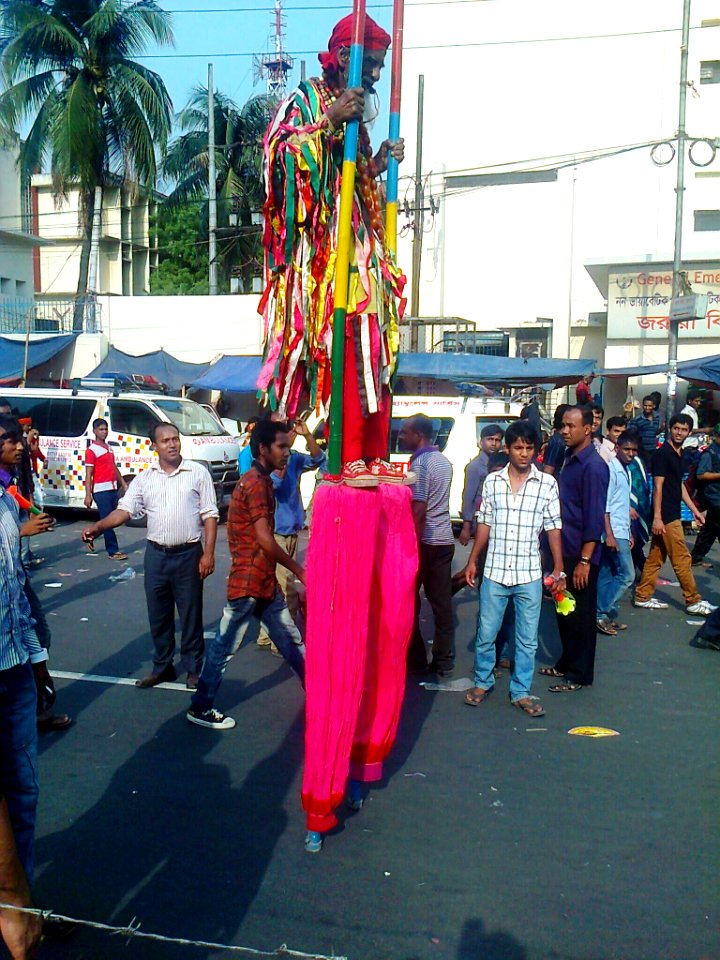 A_stilt_walker_at_Shahbag_,_Dhaka_4