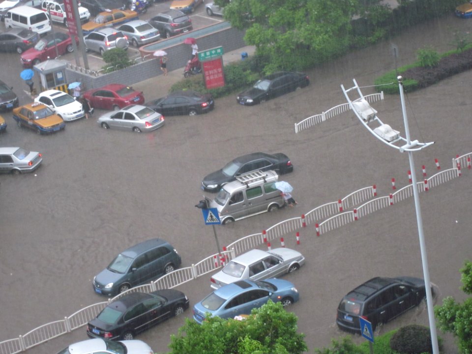A_heavy_rain_hit_Changsha_and_water_covered_Furong_Road,_picture9