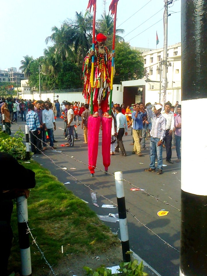 A_stilt_walker_at_Shahbag_,_Dhaka_5
