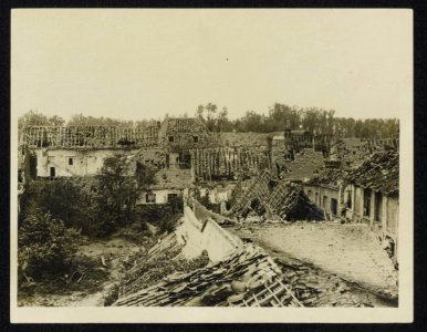 A_section_showing_some_smashed_roofs,_Bestanddeelnr_158-1098