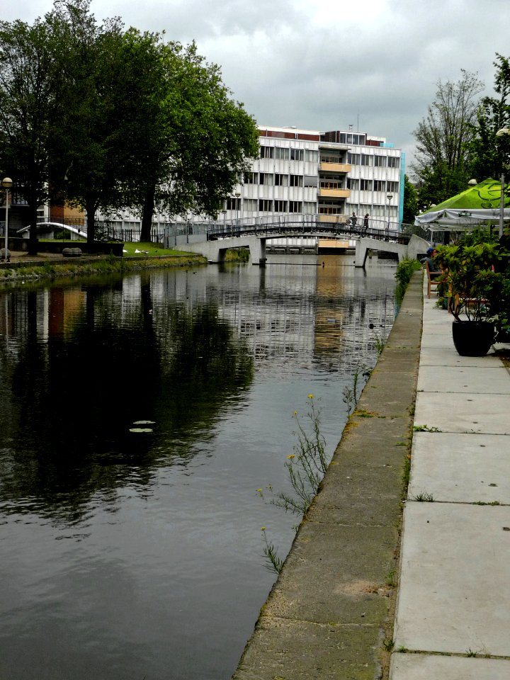 A_view_over_the_canal_Nieuwe_Achtergracht_near_Roeterseiland,_Amsterdam;_high_resolution_image_by_FotoDutch_in_June_2013