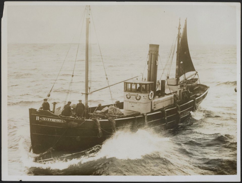 A_drifter._The_class_of_vessel_that_does_such_invaluable_work_with_the_Fleet._Am,_Bestanddeelnr_158-2653