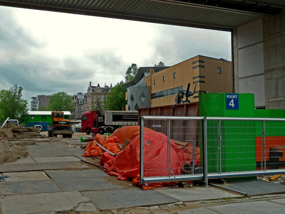 A_view_under_the_Gate_of_the_University-building_on_Roeterseiland,_Amsterdam;_high_resolution_image_by_FotoDutch_in_June_2013