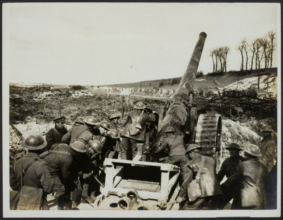 A_huge_British_gun_which_helped_to_resist_German_advance,_Bestanddeelnr_158-2848