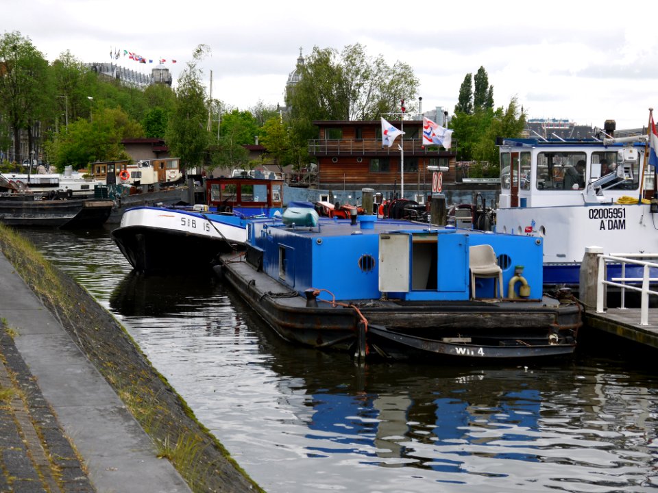 A_group_of_municipal_work_boats_on_the_quay_of_the_Prins_Hendrikkade_in_Amsterdam,_Oosterdok;_high_resolution_photo_by_FotoDutch_in_June_2013