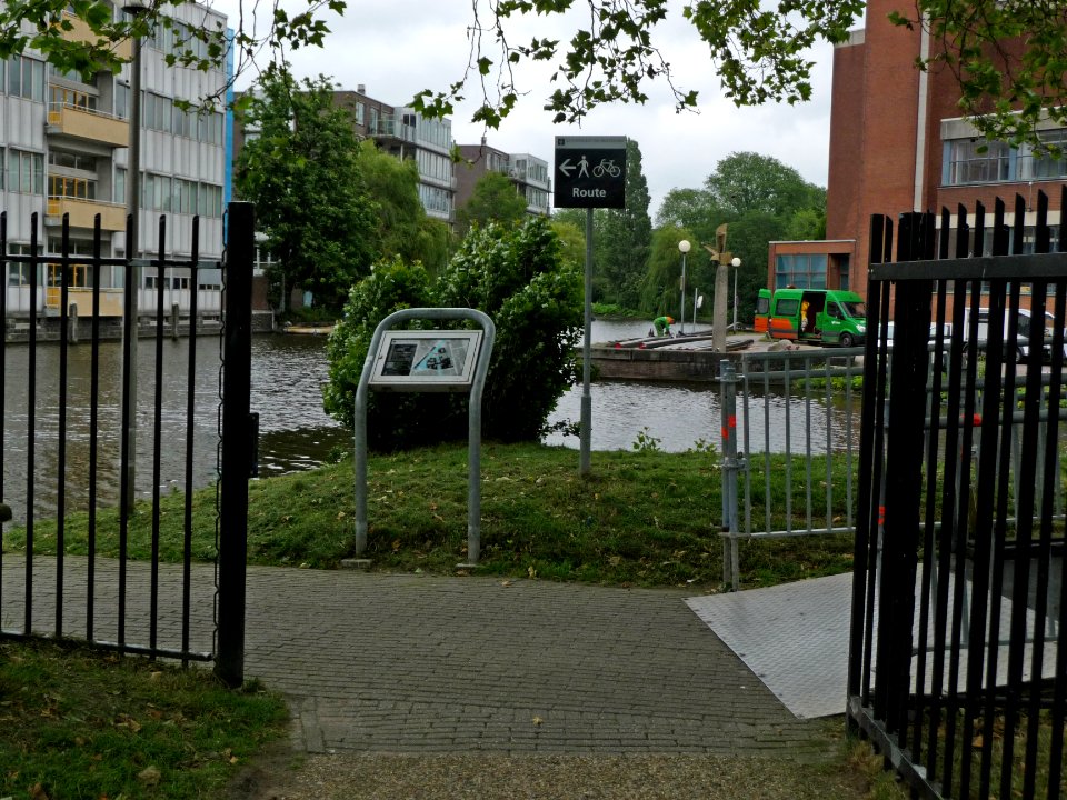 A_view_on_the_corner_of_Plantage_Muidergracht_and_Nieuwe_Achtergracht,_on_the_campus_Roeterseiland,_Amsterdam;_high_resolution_image_by_FotoDutch_in_June_2013