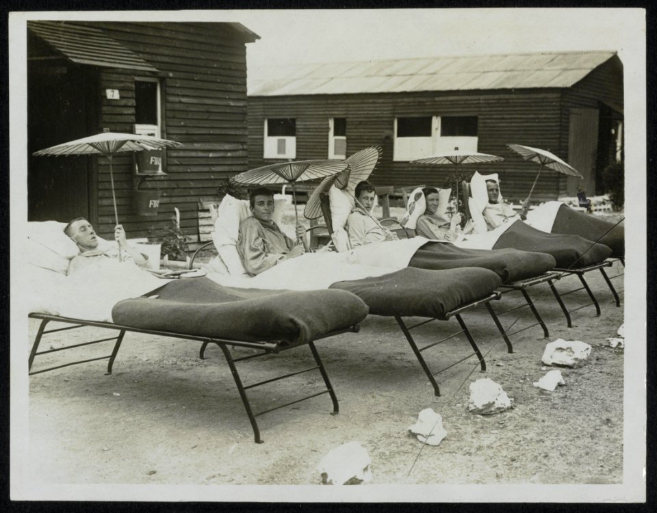 A_few_of_our_wounded_Tommies_enjoy_a_sun_bath,_Bestanddeelnr_158-0206
