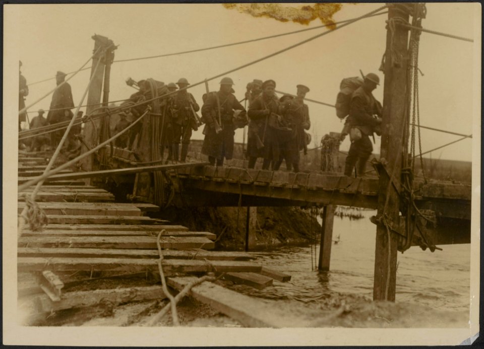 A_temporary_bridge_over_the_Somme_built_by_our_troops,_Bestanddeelnr_158-2793